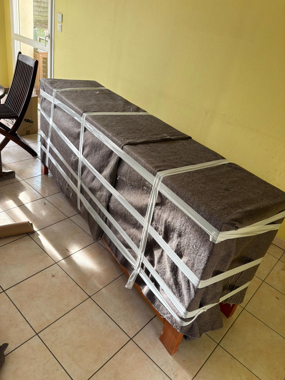 Long buffet emballé sous couverture et sécurisé par sangles