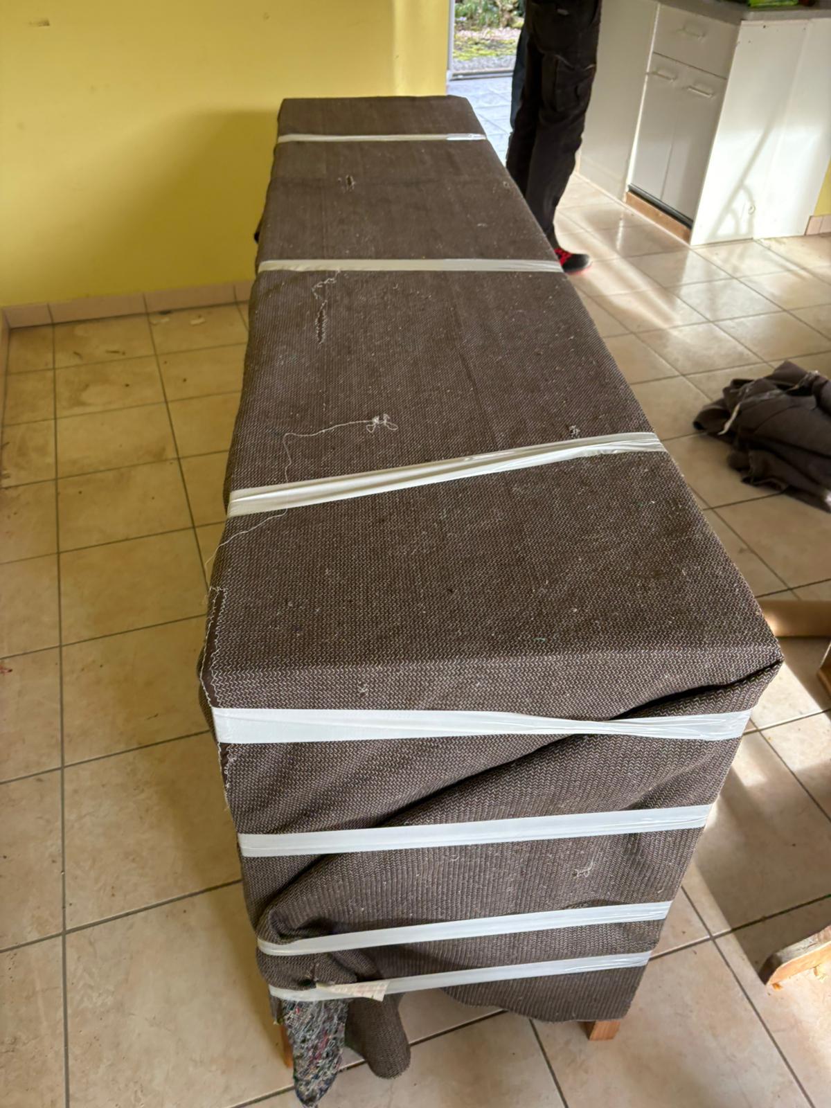 Buffet protégé attendant le chargement dans une pièce vide