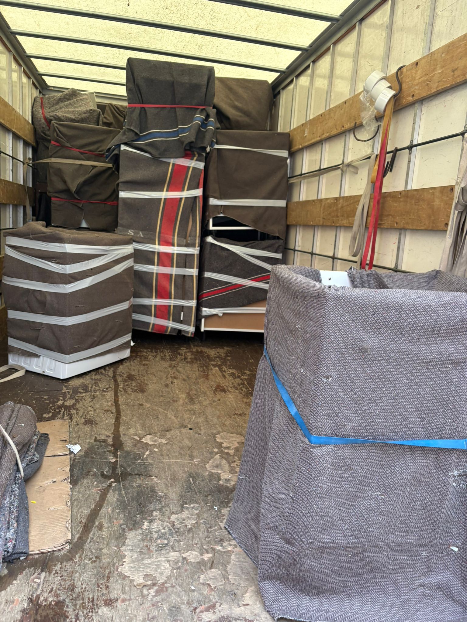 Camion EN PAYS WÊ chargé avec mobilier protégé pour un déménagement