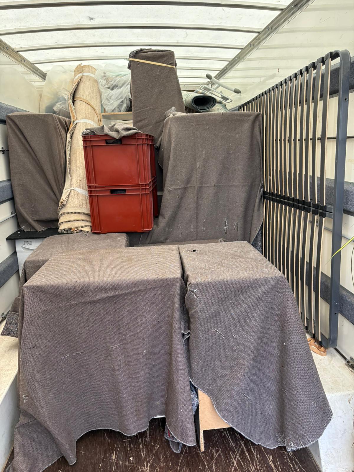 Mobilier protégé sous couvertures dans le camion de déménagement