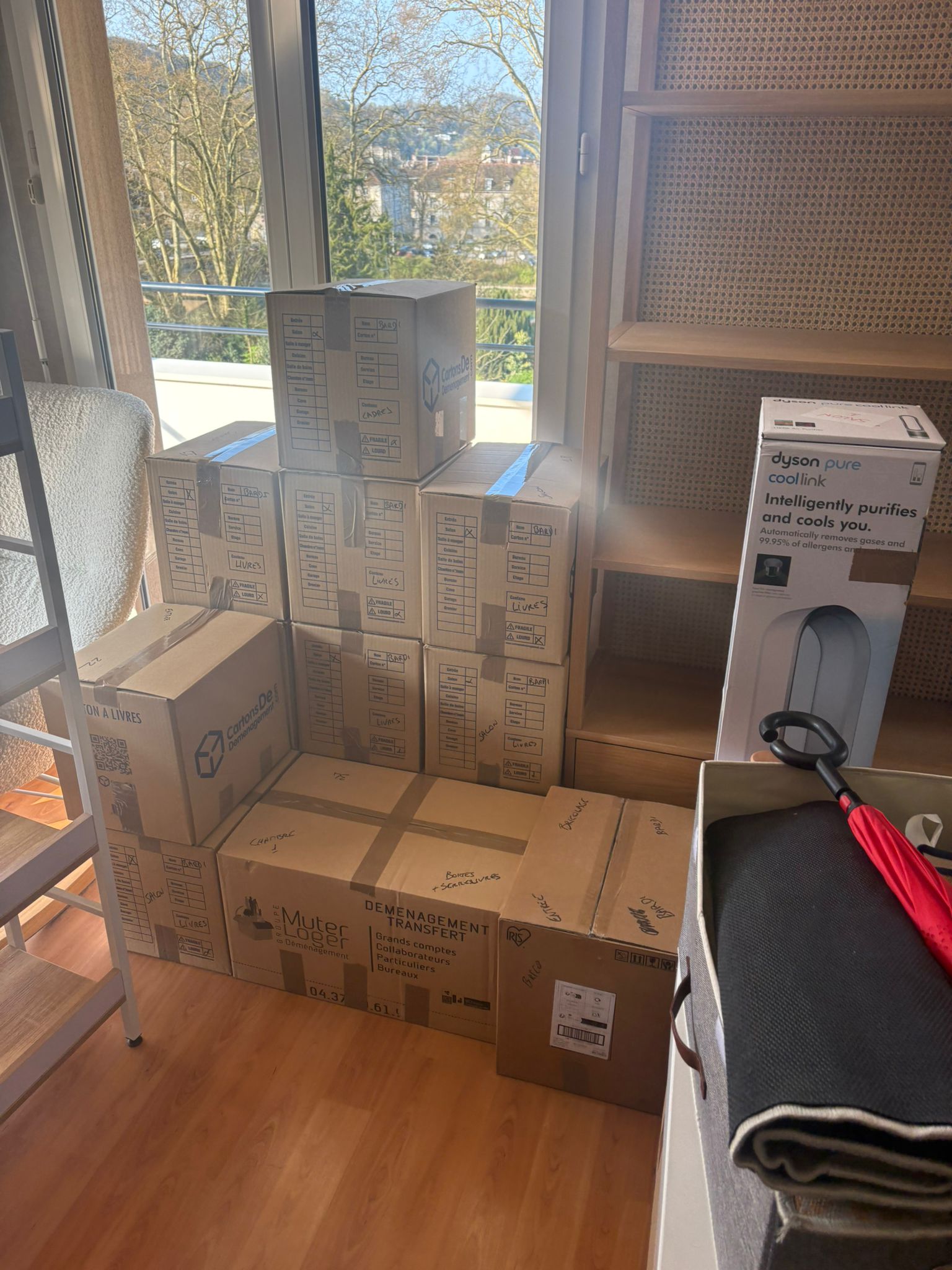 Cartons empilés dans un appartement avant enlèvement par EN PAYS WÊ