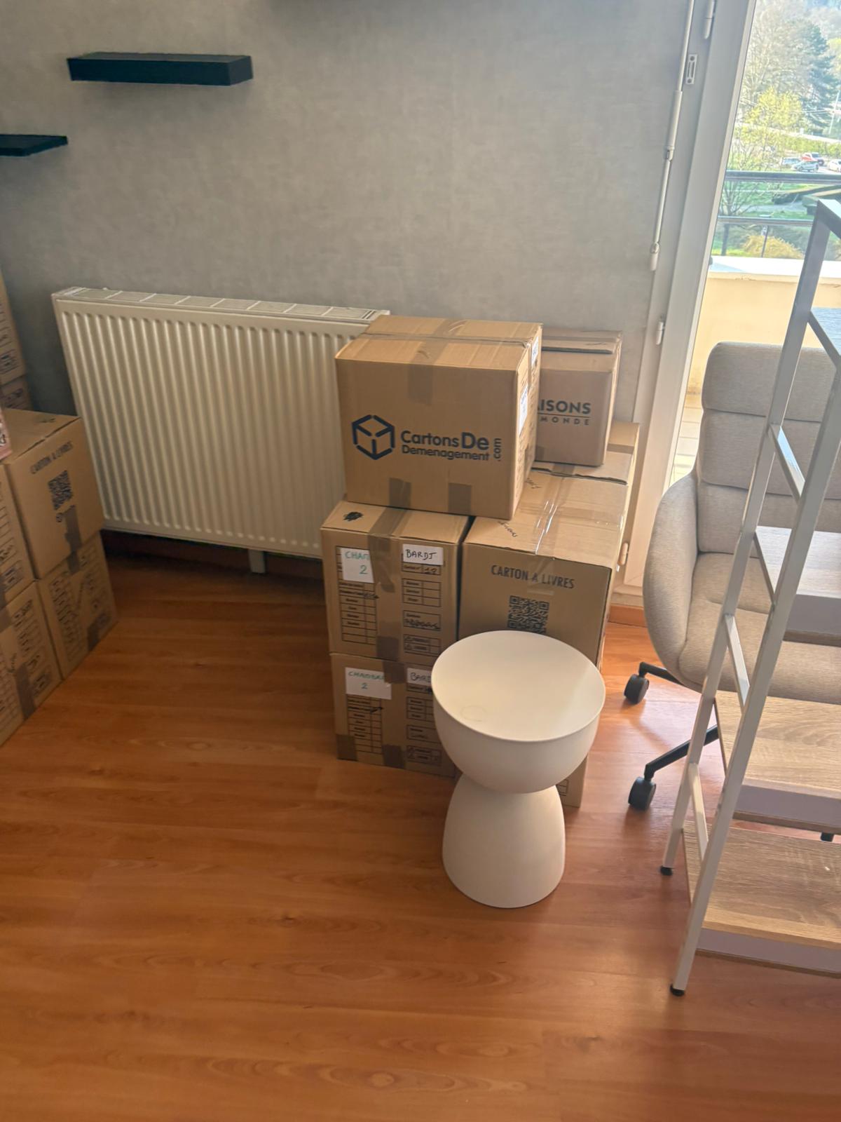 Cartons livrés à destination dans l'appartement du client