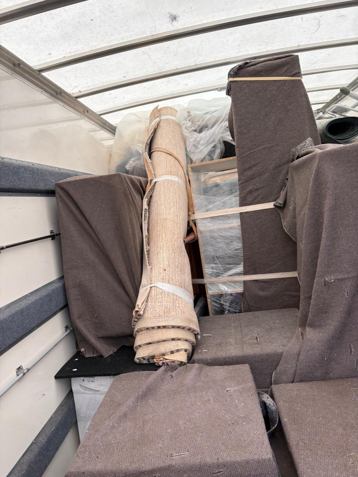Intérieur d'un camion de déménagement EN PAYS WÊ avec tapis et meubles emballés