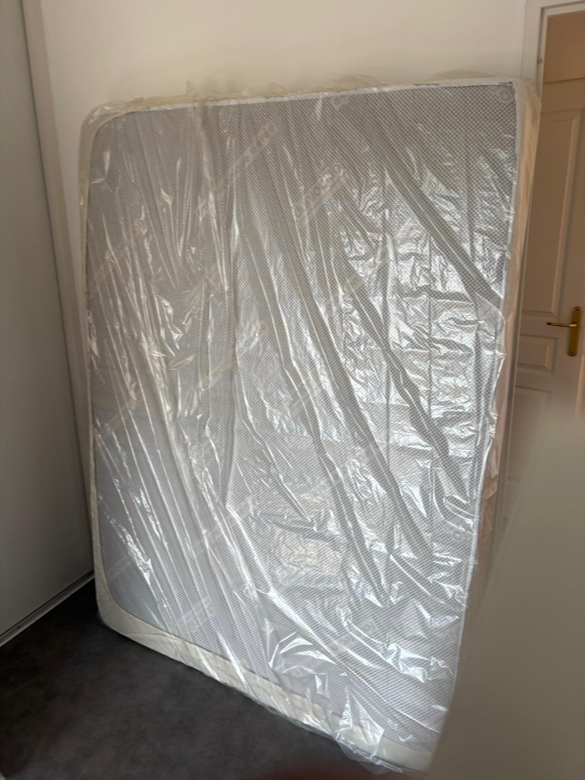 Matelas emballé sous film plastique de protection