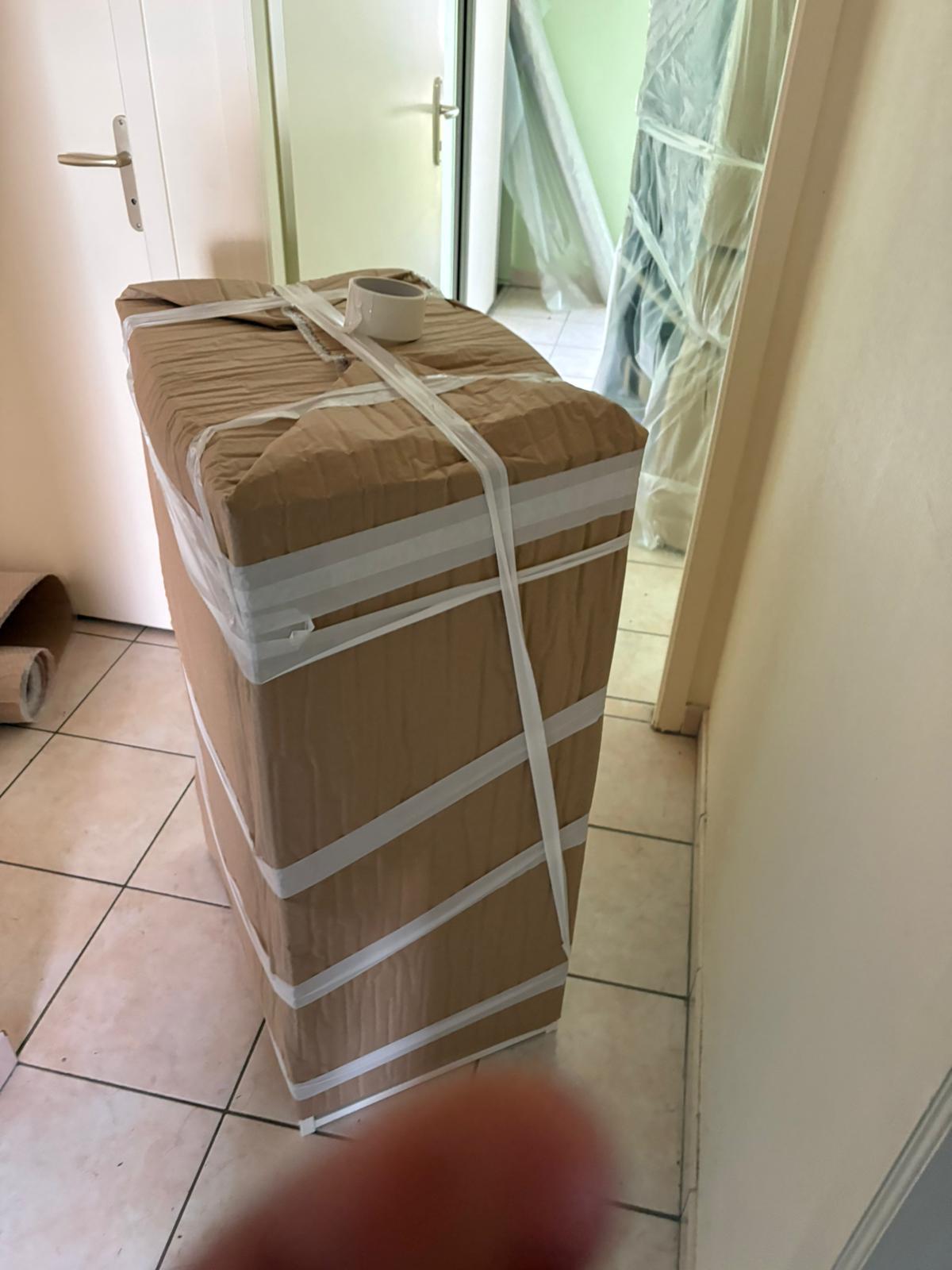 Meubles protégés dans un couloir avant chargement