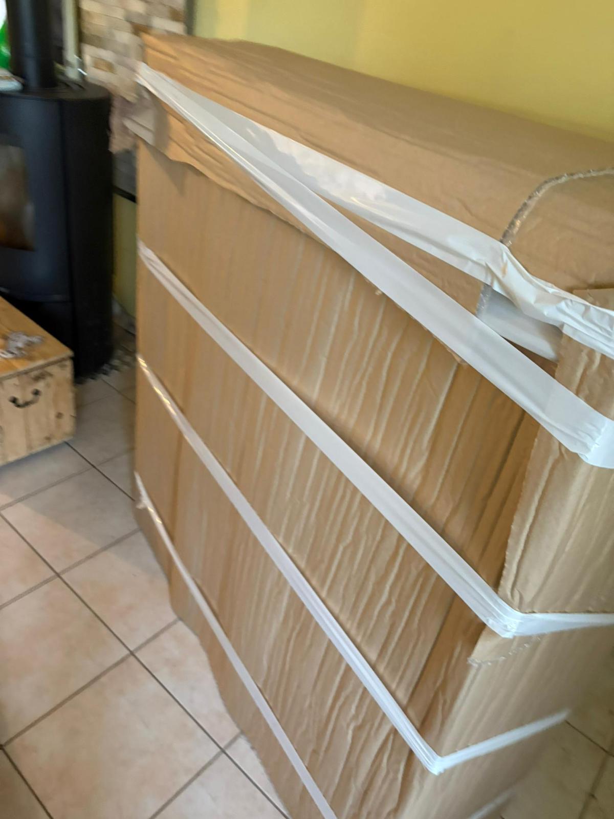 Mobilier emballé prêt au transport dans une maison