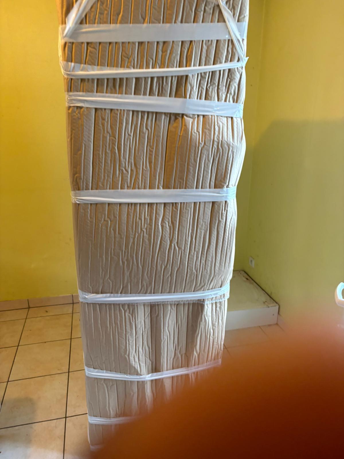 Détail d'un emballage professionnel papier kraft et sangles