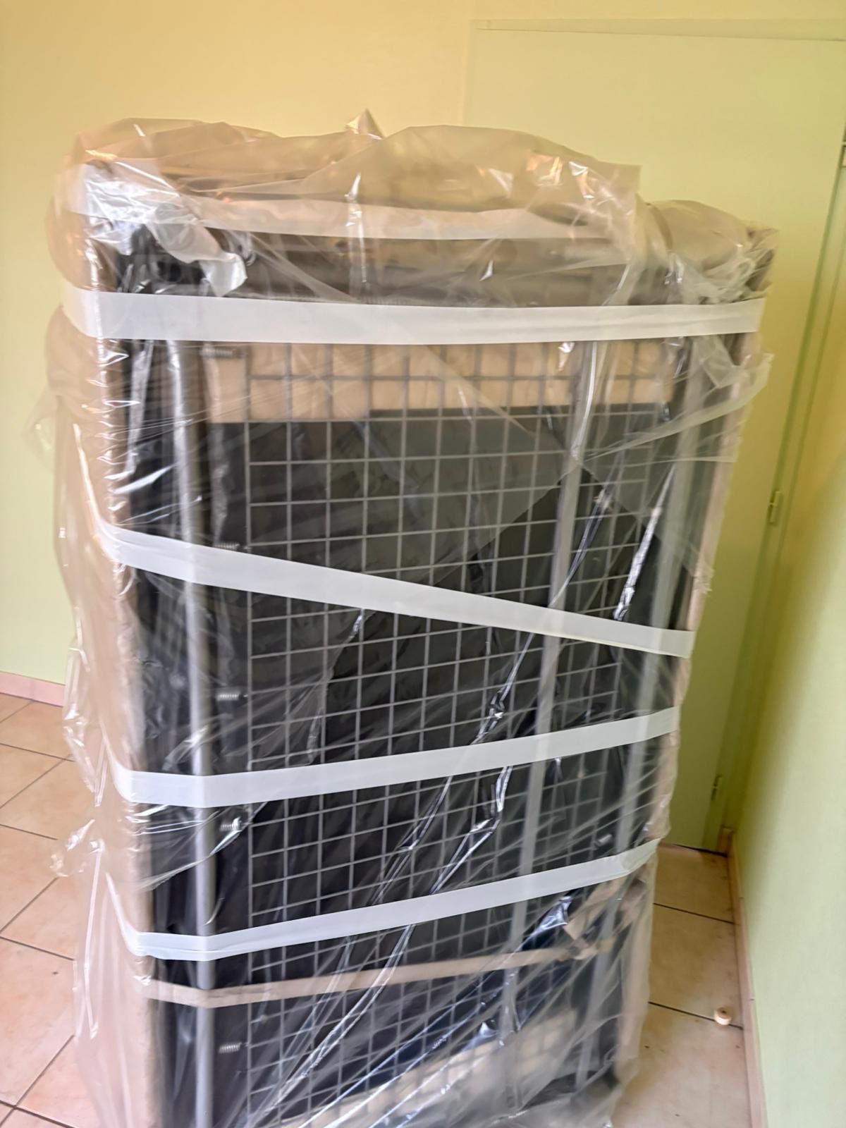 Sommier emballé sous film de protection